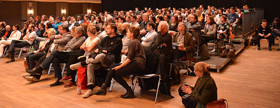 Zum Abschluss des Kongresses „Zukunft Deutscher Film” in Frankfurt wurden die Verbesserungsvorschläge vor vollem Saal präsentiert. | Foto © Klaus Rebmann